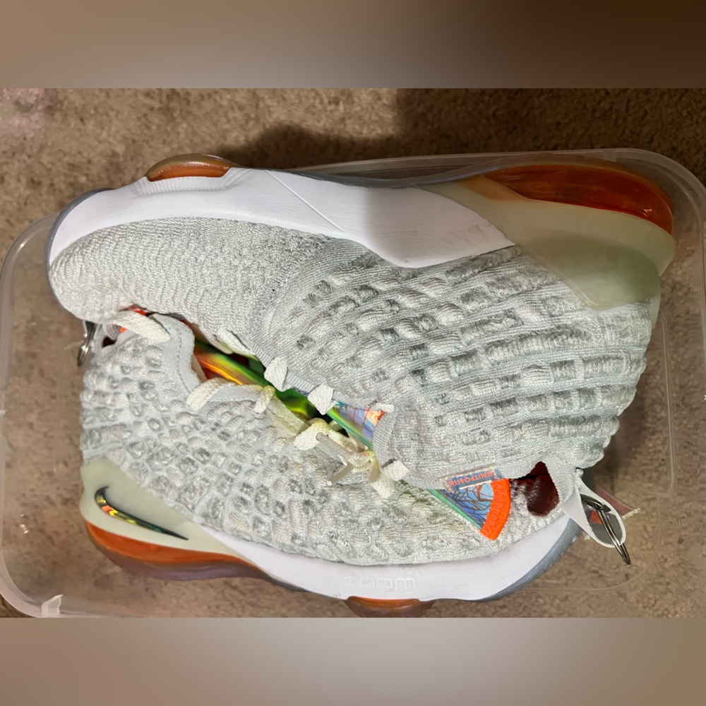 Nike LeBron 17